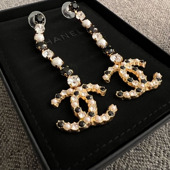 ✨🖤 Gorgeous Chanel Resin Crystal Pearl Long Drop Gold Earrings🖤✨ - Picture 2 of 9